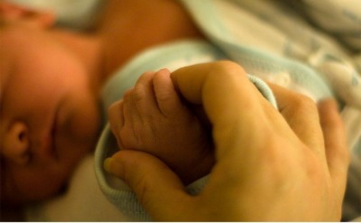 Η αγκαλιά του νεογέννητου γιου της την ξύπνησε από κώμα 23 ημερών