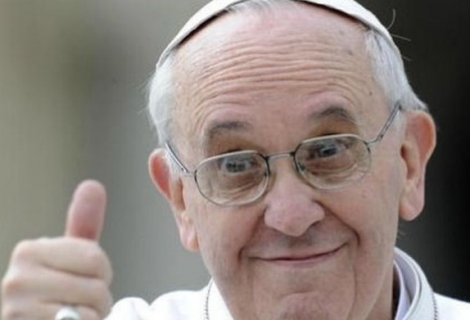 Παγκόσμιο viral το κοριτσάκι που πλησίασε τον Πάπα και του έβγαλε το… καπέλο! (ΒΙΝΤΕΟ)