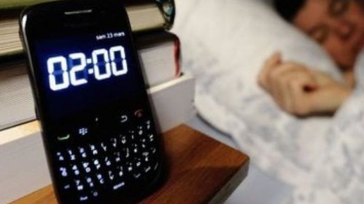 Ένας στους τρεις ξυπνούν τη νύχτα για να ελέγξουν το κινητό τους!