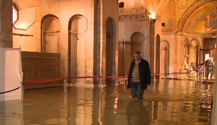 Πλημμύρισε η Βενετία: Κολυμπούν στην πλατεία Άγιου Μάρκου – Εκατοντάδες εκατομμύρια ευρώ το κόστος των ζημιών