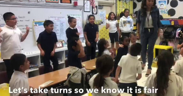 Δασκάλα έγινε viral μέσα από το βίντεο που δημοσίευσε στο YouTube (vid)