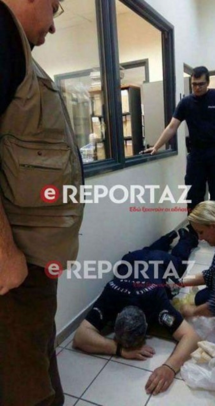 ΦΩΤΟ - ΑΠΙΣΤΕΥΤΟ ΠΕΡΙΣΤΑΤΙΚΟ !!! Δικηγόρος χτύπησε μέχρι λιποθυμίας αστυνομικό στα δικαστήρια