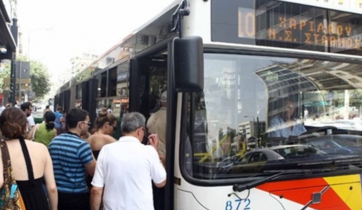 Βίντεο: Σεκιουριτάς πετάει από λεωφορείο του ΟΑΣΘ άστεγο που αναζητούσε καταφύγιο από την ζέστη
