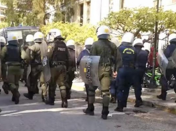 «Όχι συλλήψεις, μόνο ξύλο»: Καταγγελία δικηγόρων για την επίθεση των ΜΑΤ στην Ευελπίδων