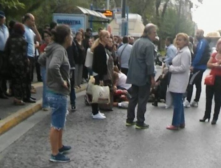 Μια νεκρή και έξι και τραυματίες στο κέντρο της Αθήνας: Περίμεναν στην στάση και τους παρέσυρε μηχανή που έκανε σούζες!