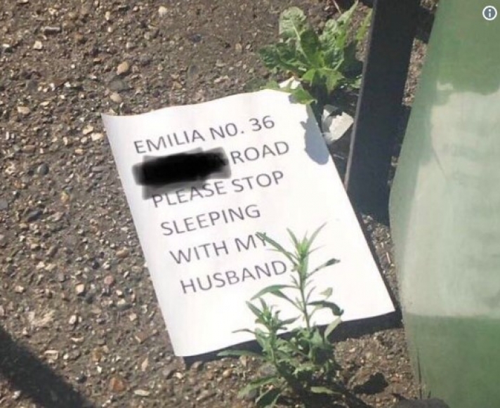 ΕΠΙΚΟ - Έστειλε επιστολή στην γειτόνισσα, ζητώντας της να σταματήσει να κοιμάται με τον άντρα της