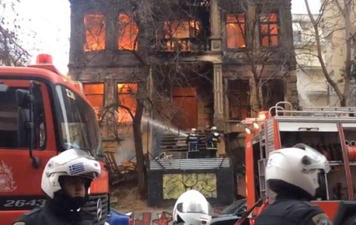 Καίγεται το νεοκλασικό που στεγάζει την κατάληψη Libertatia στη Θεσσαλονίκη (βίντεο)