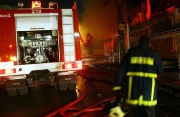Φωτιά ΤΩΡΑ: Στις φλόγες κτήριο στη Σαλαμίνα