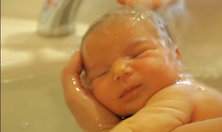 Όταν είδαμε πως πλένει το μωρό παγώσαμε… Στη συνέχεια όμως, της βγάλαμε το καπέλο! (Βίντεο)