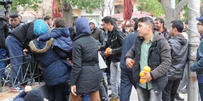 Εικόνες- σοκ στο κέντρο της Αθήνας: Προσπάθησαν να κρεμαστούν δύο μετανάστες στην πλατεία Βικτωρίας