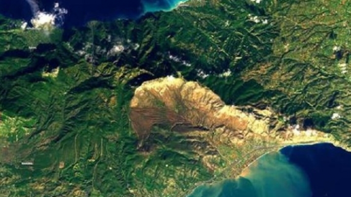 Συγκλονίζει η δορυφορική εικόνα της Κινέτας μετά τις πλημμύρες - Άλλαξε το χρώμα της θάλασσας