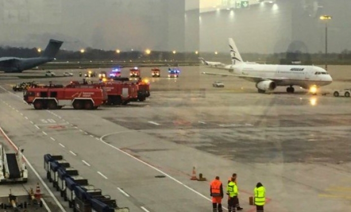 Πανικός στο Ανόβερο: Αυτοκίνητο μπήκε στο αεροδρόμιο και "κυνηγούσε" αεροπλάνο της Aegean