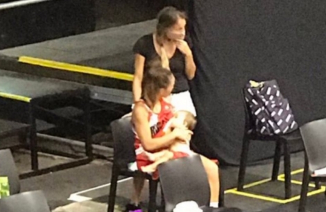 Μπασκετμπολίστρια θήλασε την κόρη της κατά τη διάρκεια ενός αγώνα και έγινε viral