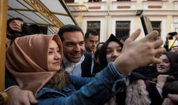 Ξάνθη: Η selfie του Τσίπρα με μουσουλμάνες μαθήτριες