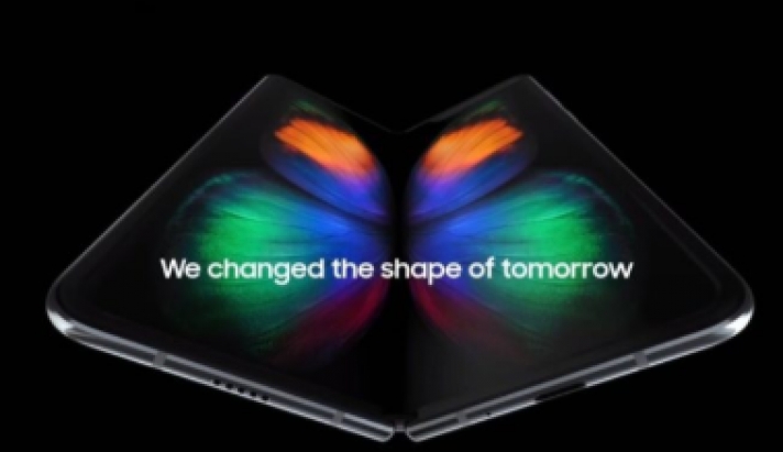 Samsung: Κυκλοφορεί οριστικά τον Σεπτέμβριο το νέο αναδιπλούμενο smartphone