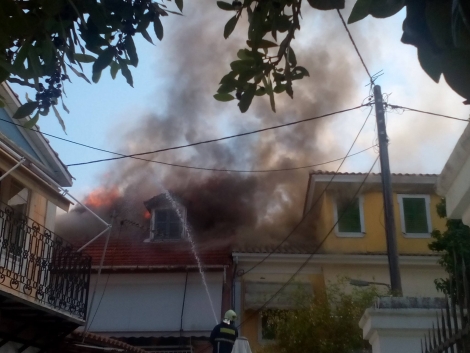 Καίγονται σπίτια στην πόλη της Λευκάδας