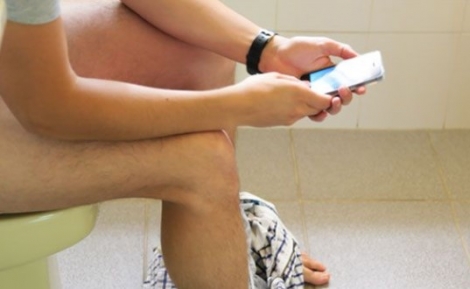 Γιατί να μην παίρνετε ΠΟΤΕ το κινητό στην τουαλέτα