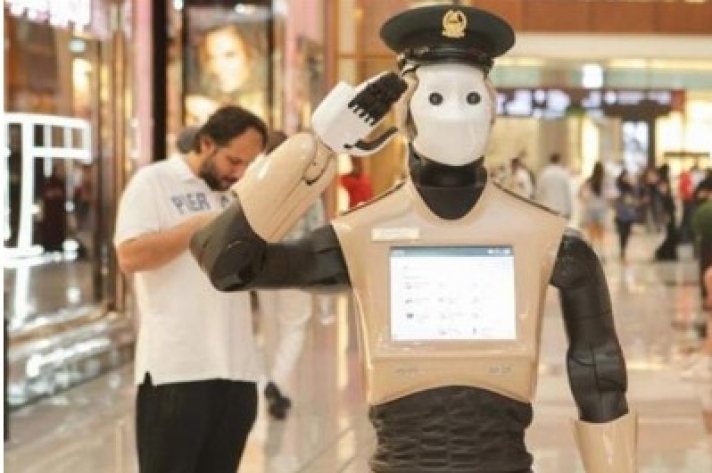 Αστυνομικός ρομπότ περιπολεί στο Ντουμπάι