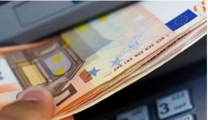 Στα 3 ευρώ θα φτάσει η προμήθεια για διατραπεζικές αναλήψεις μέσω ΑΤΜ