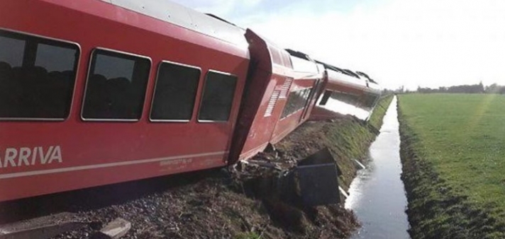 Φωτογραφίες: Εκτροχιάστηκε τρένο που συγκρούστηκε με φορτηγό στην Ολλανδία - Αρκετοί οι τραυματίες