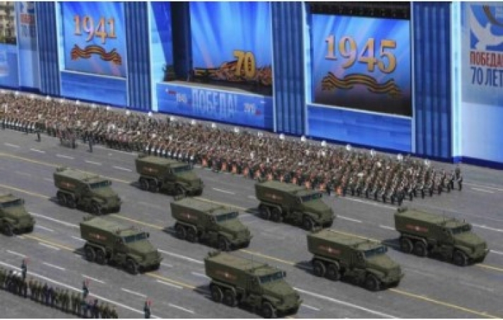 ΦΩΤΟ - Επίδειξη δύναμης στη στρατιωτική παρέλαση της Ρωσίας