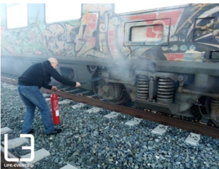 ΦΩΤΟ - Φωτιά ξέσπασε σε τρένο της γραμμής Θεσσαλονίκη-Αθήνα