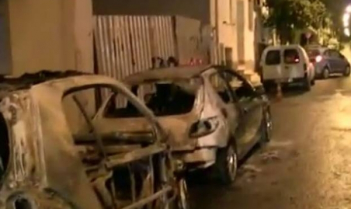 Κόλαση τα ξημερώματα στα Πετράλωνα – Επτά αυτοκίνητα τυλίχθηκαν στις φλόγες