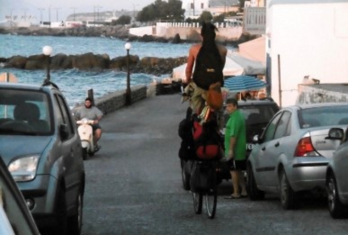 Το διώροφο...ποδήλατο που κυκλοφορεί στην Ελλάδα και γίνεται viral