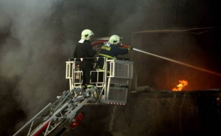 Φωτιά σε εγκαταλελειμμένο κτήριο στο κέντρο της Αθήνας