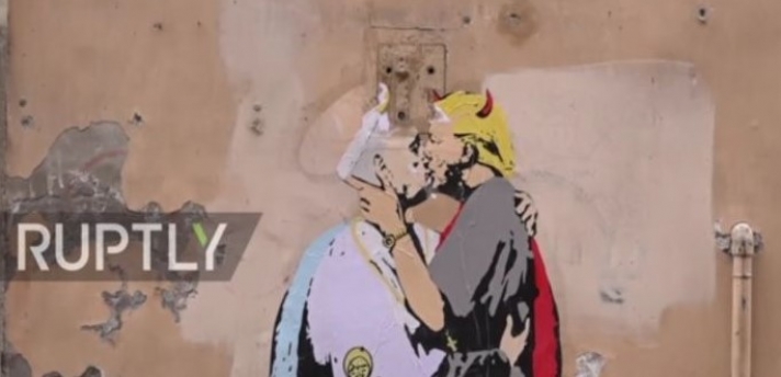 «Σκανδαλίζει» το γκράφιτι με τον Τράμπ να φιλιέται στο στόμα με τον Πάπα