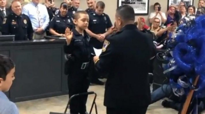 Κοριτσάκι έξι χρονών ορκίστηκε αστυνομικός για να νικήσει τον καρκίνο (pics &amp; vid)