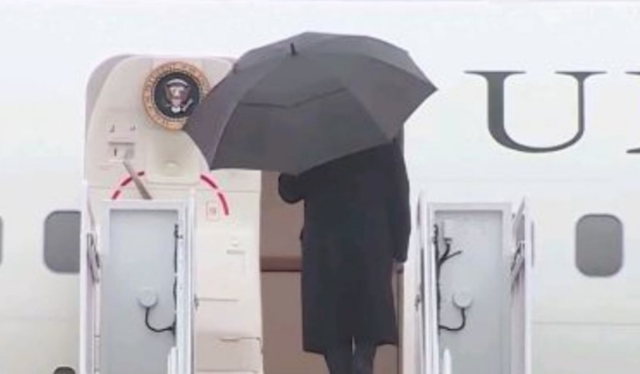 Βίντεο: Δείτε την γκάφα του Τραμπ κατά την είσοδό του στο προεδρικό αεροσκάφος