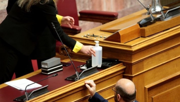 Ορκωμοσία Σακελλαροπούλου: Με γάντια οι υπάλληλοι της Βουλής - Ο Γεωργιάδης μοιράζει αντισηπτικό - ΦΩΤΟ