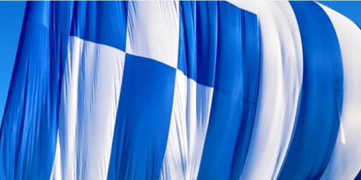 Στο νότιο λιμενοβραχίονα Κυματίζει από το πρωί στη Χίο η γιγαντιαία ελληνική σημαία