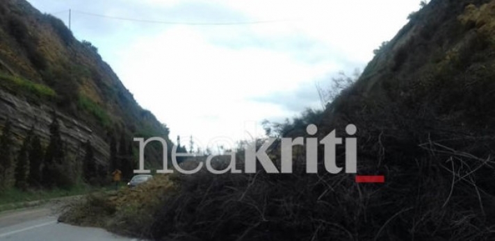 Καιρός - Εικόνες ΣΟΚ στην Κρήτη: Ολόκληρο τμήμα από βουνό έπεσε στην εθνική οδό! (pics)
