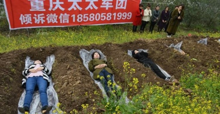 Απίστευτο Κινέζες κάνουν... «μαθήματα τάφου» για να αντιμετωπίσουν τη χαμηλή αυτοεκτίμησή τους