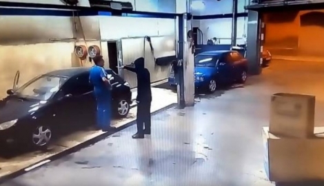 Υπάλληλος πλυντηρίου τιμωρεί κλέφτη με τον πιο απίστευτο τρόπο (video)