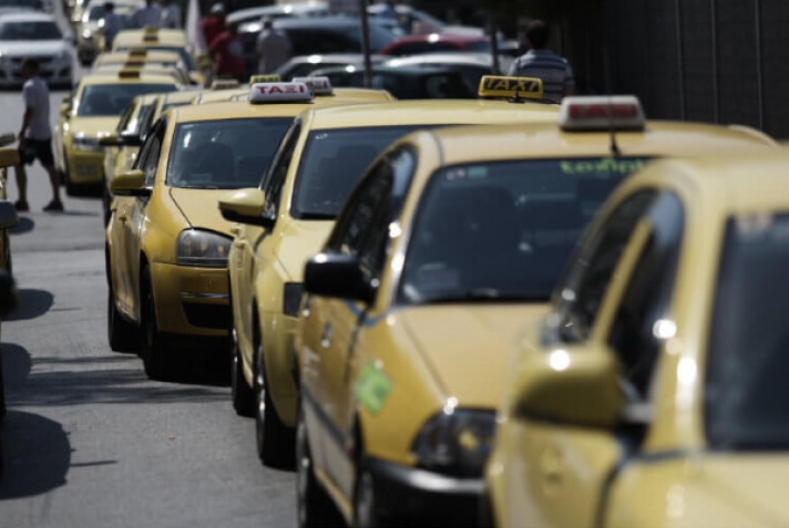 Συνελήφθησαν οδηγοί ταξί για «πειραγμένα» ταξίμετρα και πλαστές άδειες οδήγησης