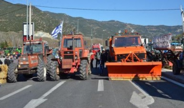 Τα Τέμπη ετοιμάζονται να κλείσουν οι αγρότες - Κλειστή και στα δύο ρεύματα η εθνική οδός Αθηνών-Θεσσαλονίκης