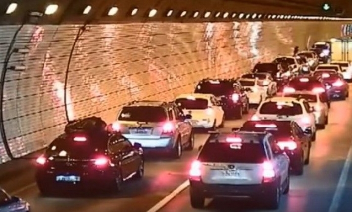 Πολιτισμός! Ατύχημα σε τούνελ στη Ν. Κορέα και η αντίδραση των οδηγών