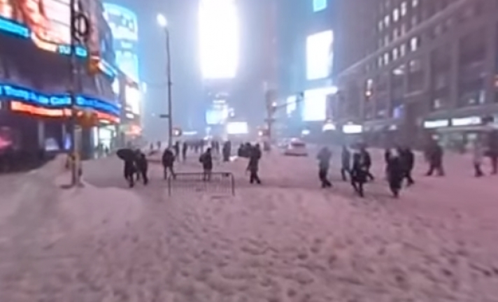 Το χιόνι μέσα στη Νέα Υόρκη έχει φτάσει ακόμη και το μισό μέτρο