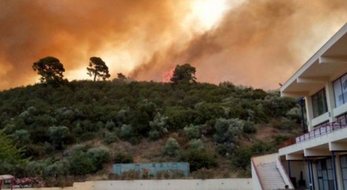 Τώρα :Ανεξέλεκτη πυρκαγιά κοντά σε σπίτια στη Χαλκιδική
