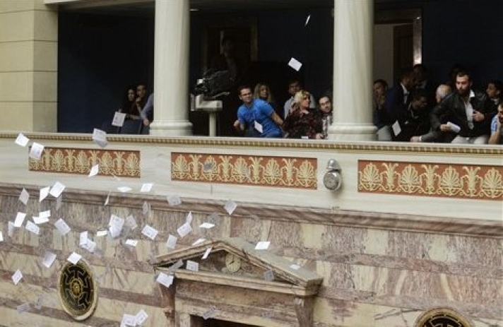 Δήλωσαν νεολαίοι της ΛΑΕ Πολίτες πέταξαν έντυπα από τα θεωρεία στην αίθουσα της Ολομέλειας