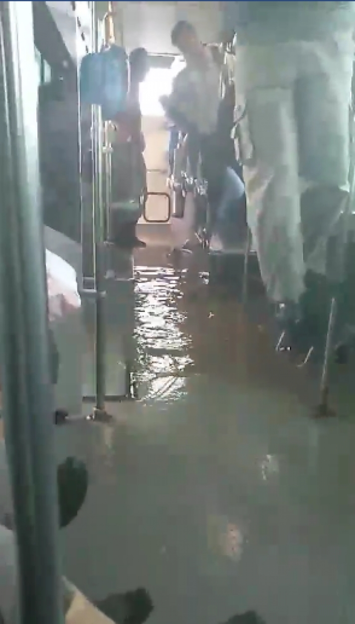 Πλημμύρισε λεωφορείο στον Ασπρόπυργο - Κρεμάστηκαν από τις χειρολαβές οι επιβάτες (βίντεο)