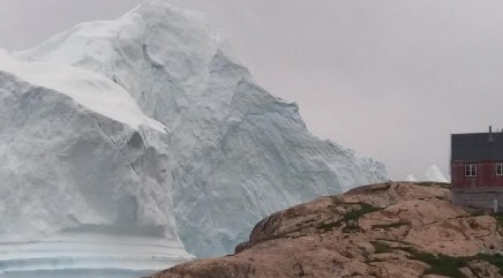 Γροιλανδία: Παγόβουνο στο μέγεθος λόφου απειλεί μικρό χωριό