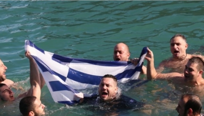 Κρήτη: Βούτηξαν με την ελληνική σημαία για να πιάσουν τον Σταυρό