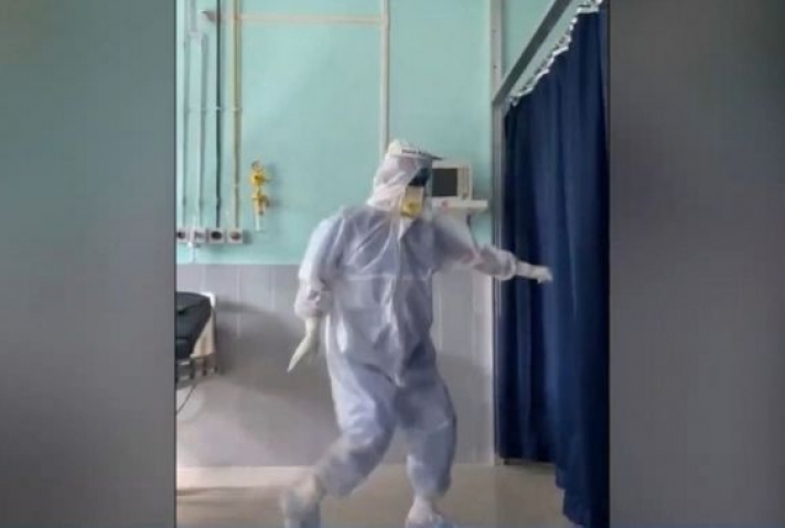 Γιατρός που επιδόθηκε σε χορογραφία Bollywood γίνεται viral