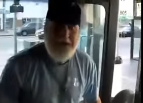 Παππούς δέρνει νταή σε λεωφορείο... ΒΙΝΤΕΟ