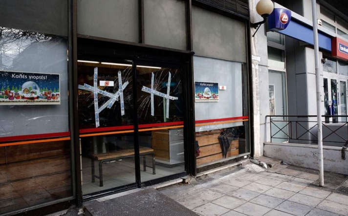 Νύχτα βανδαλισμών στην Αττική: 22 επιθέσεις σε τράπεζες, δημόσιες υπηρεσίες και καταστήματα