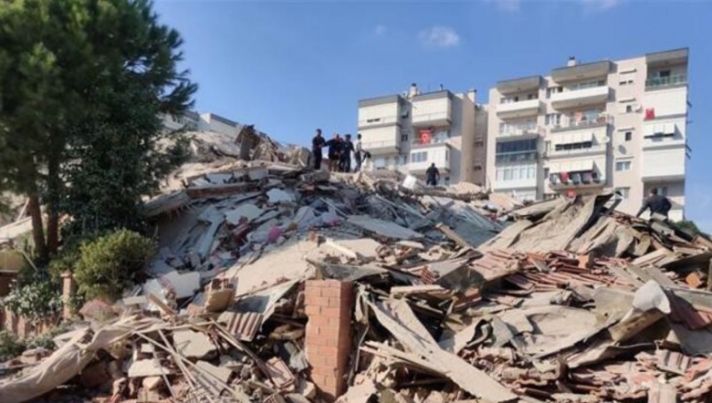Σεισμός στην Τουρκία: Βίντεο με τη στιγμή που καταρρέει κτήριο στην Τουρκία